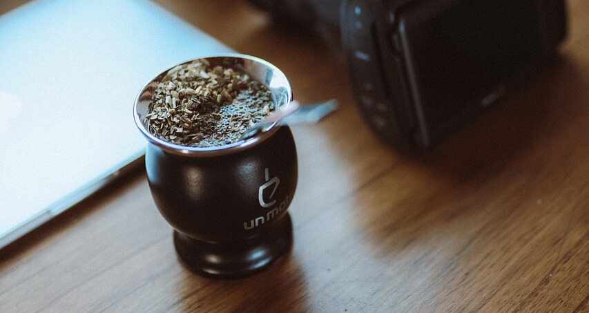 マテ茶の伝統的な器具と南米の風景