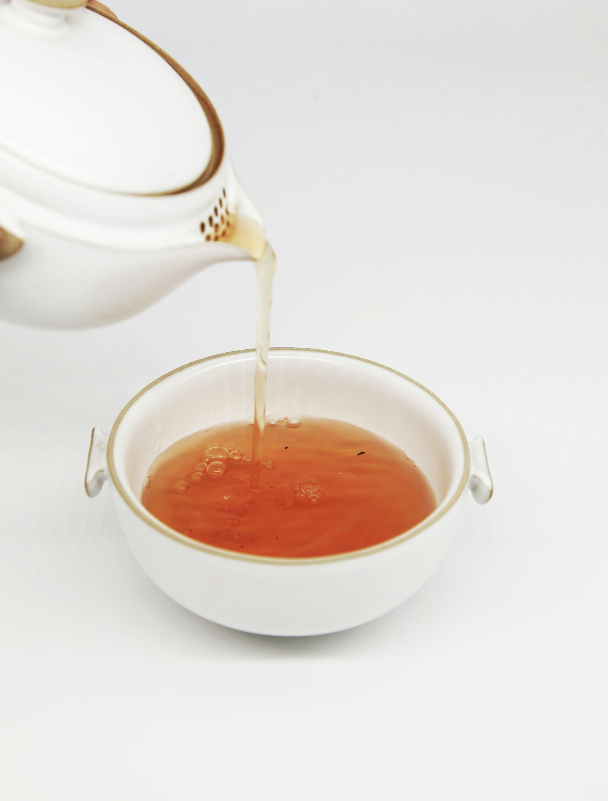 烏龍茶の茶葉と工夫茶器で淹れる様子